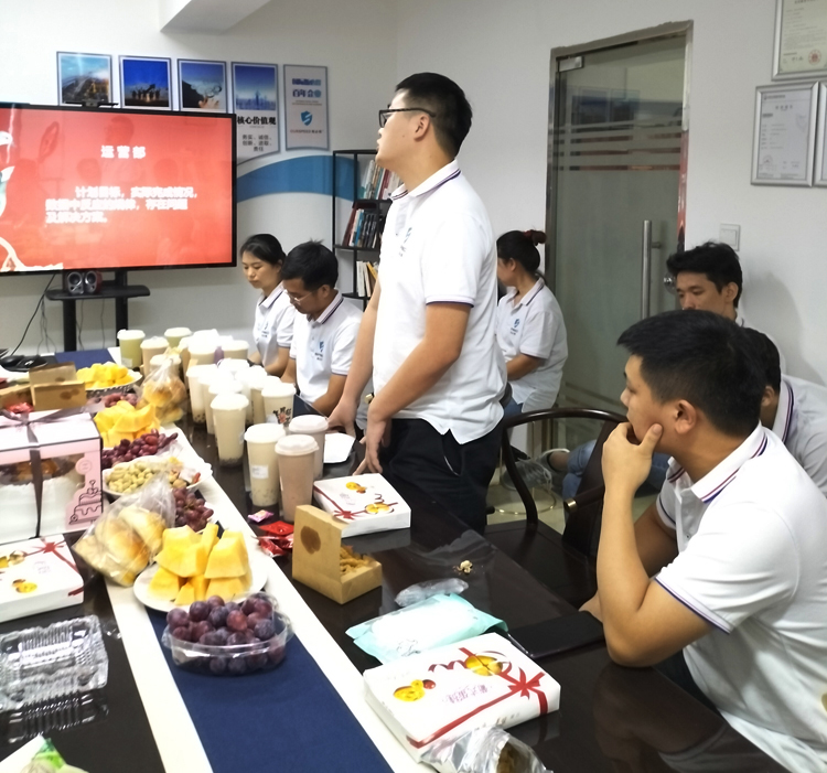 草莓视频APP污污科技召开9月份总结会暨生日会
